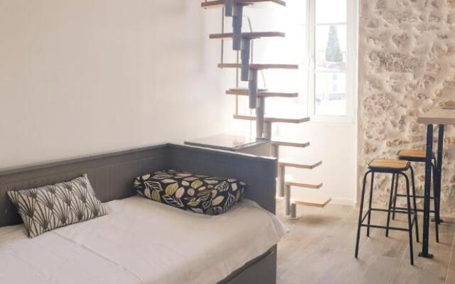 Superbement rénové studio duplex Vieil Antibes