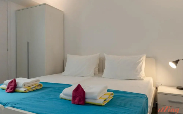 2 Bed Apartment w Distant Sea and Country Views