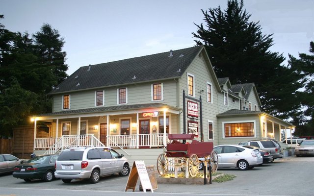 Valley Ford Hotel