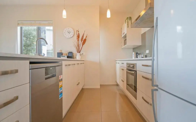 Lakeside Villa Retreat - Matarangi Downstairs Holiday Unit