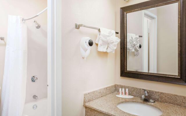 Baymont Inn & Suites Peoria