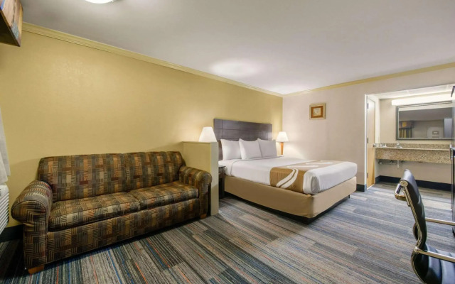 Hibiscus Inn & Suites