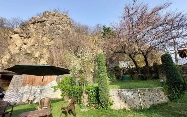 Heritage Rose Inn