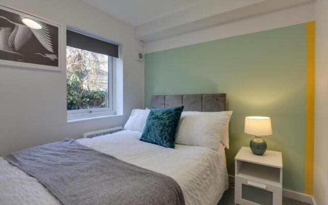 George Suite - Two Bed Apartment with Parking