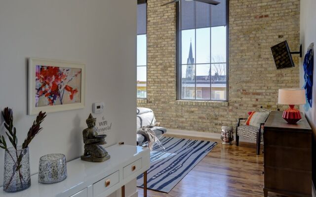 Kinn Guesthouse Bay View