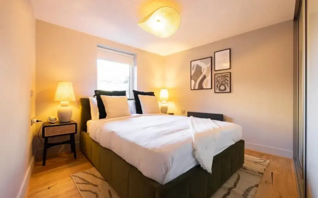The Crystal Quarters - Modern Bright 2bdr Apartment