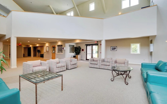 Ski-in/ski-out Magic Mountain Condo w/ Deck!
