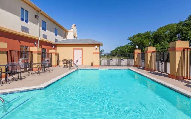 Days Inn & Suites by Wyndham Marquez