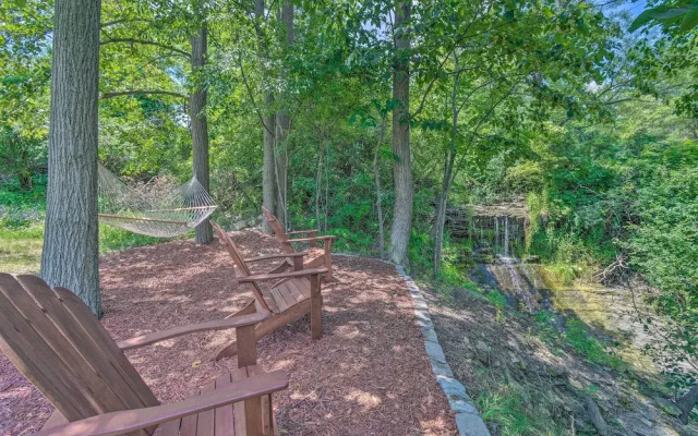Watkins Glen Lakeview Cottage w/ Waterfall!