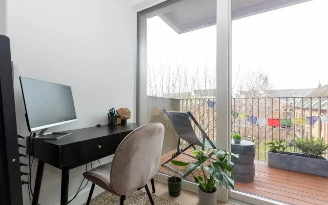 Tranquil & Stylish 1 Bedroom Flat With Private Balcony