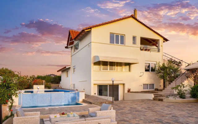 Villa Elihrisos-private Heated Pool Near the sea