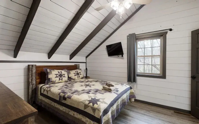 Bigfoots Hideaway 1 Bedroom Cabin by RedAwning