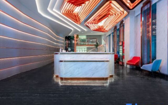 Qilai Light Luxury Hotel