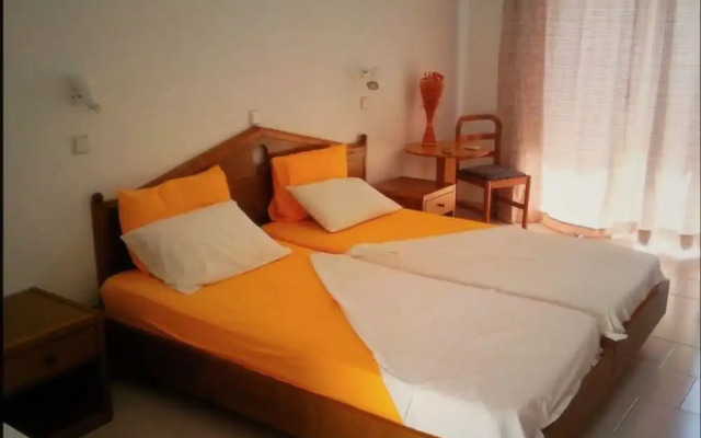 Room in Studio - Rock Garden Apartments - 2 Steps From the Beach