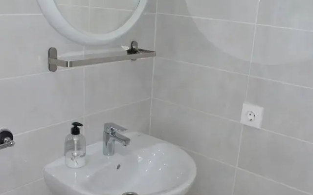 Stunning 2 Bedroom Apartment Fully Refurbished With Air-conditioning