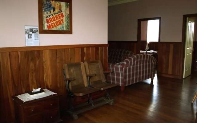 Pemberton Old Picture Theatre Holiday Apartments