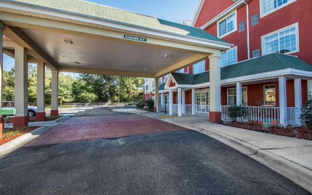 Econo Lodge Inn and Suites