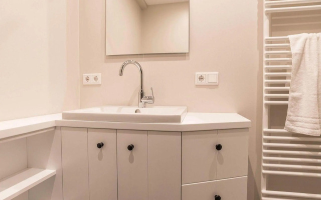 Hochwertig möblierte 2-Zimmer-Wohnung mit Balkon