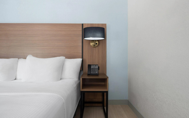 La Quinta Inn & Suites by Wyndham Raleigh Cary