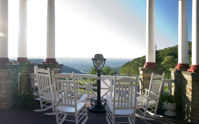 The Historic Summit Inn