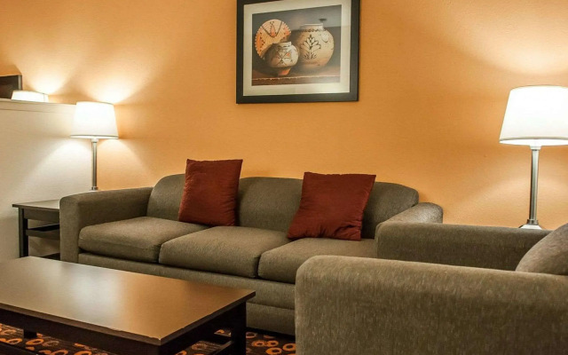 Econo Lodge Inn & Suites