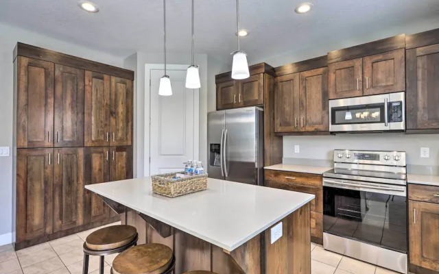 Luxury Downtown Moab Townhome w/ Pool Access!