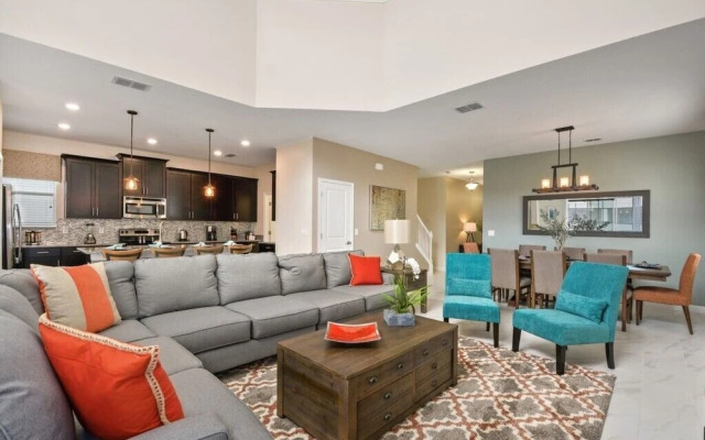 Amazing 5 Bedroom Home With Private Pool Home