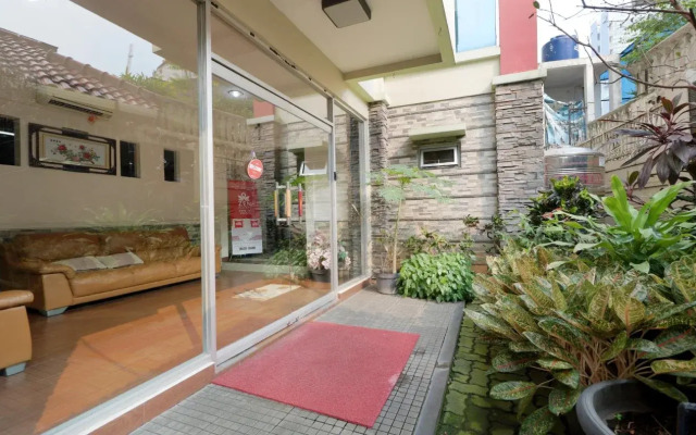 Clover Residence Near Mall Ambassador