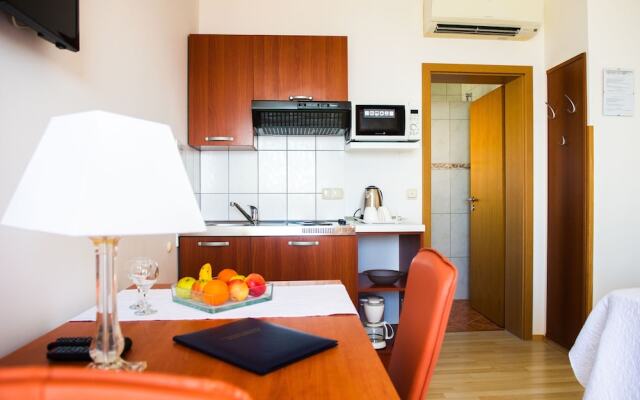 Apartment And Rooms Ana