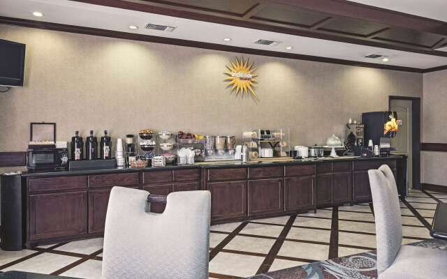 La Quinta Inn & Suites by Wyndham DFW Airport West - Euless