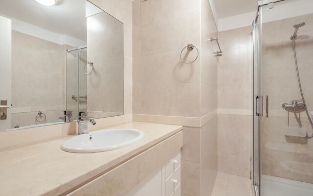 25 - Elegant apartment with Seaviews