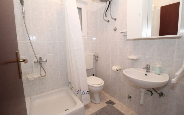 Apartment Uga2 - 70m from the beach: A2-prizemlje Mandre, Island Pag