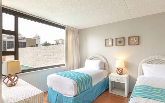 Waikiki Banyan - Pool Deck Level Tower 1 Suite 610