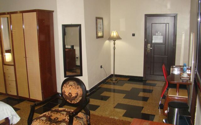 Charlie's Place And Suite