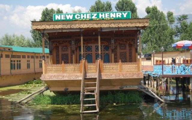 New Chez Henry Houseboat
