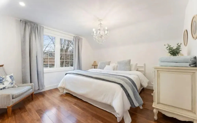 Spacious 2bdrm Home in Burlington