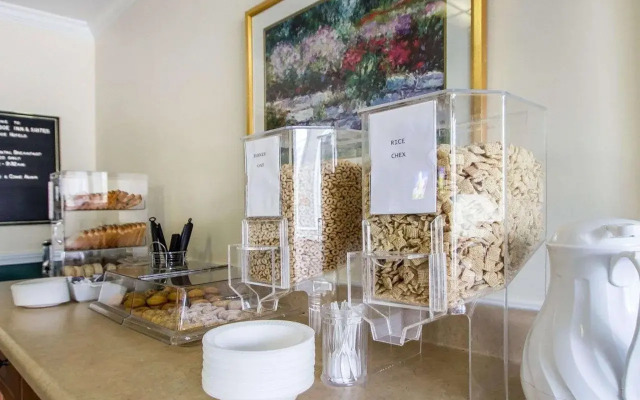 Econo Lodge Inn & Suites Windsor Locks Bradley Airport