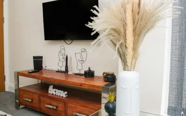 No25-Luxe Living Guest House- 2 Bed-WIFI-Free Parking-City- Beach