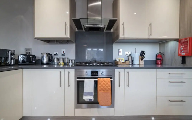 Helios Court Penthouse Serviced Apartment by Ferndale