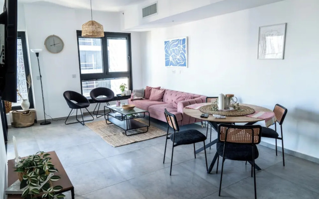 3BR Skyline Retreat on the 24th Floor