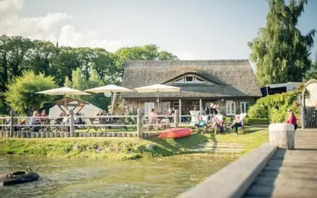 Komfort-Hausboote am Naturhafen Krummin