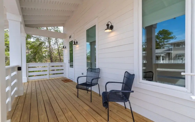 Lakeside Elegance Near Beach Access