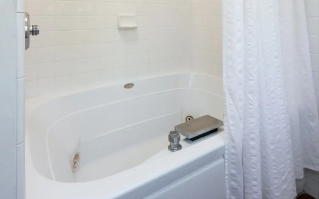 New Listing! The Darcy Suite At De La Vina Inn Studio Bedroom Hotel Room
