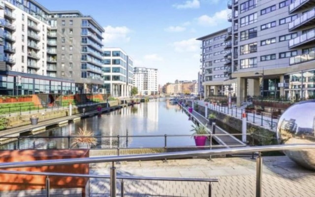 Modern Deluxe Leeds City Apt Balcony View