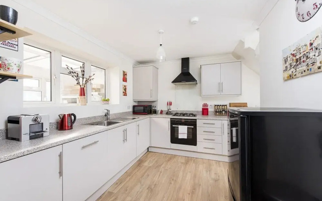 Cosy 2BR House With Patio Garden In Plaistow