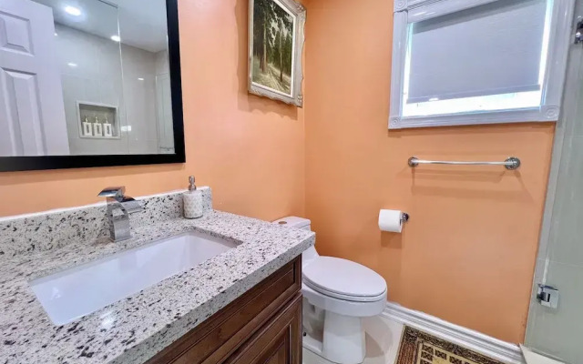 Cozy Home Near Transit & Hillcrest Mall with Free Parking