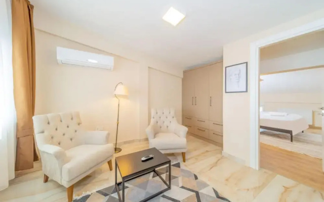 Spacious and Central Apartment near Lara Beach in Muratpasa, Antalya