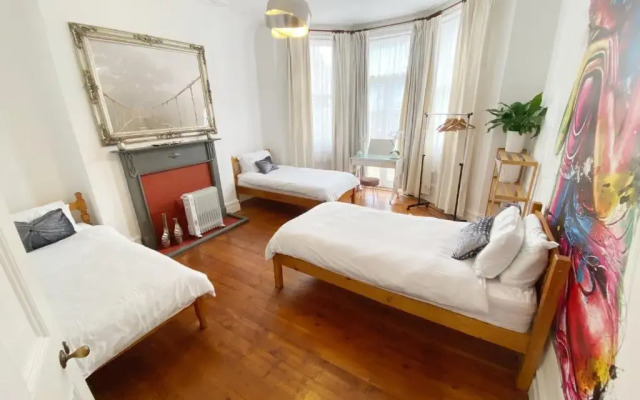 The Table House Close to Town & Beach Free parking