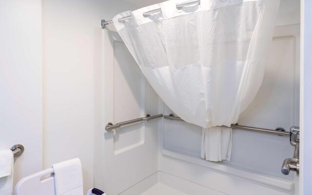 Country Inn & Suites by Radisson, Appleton Airport - Fox River Mall Area