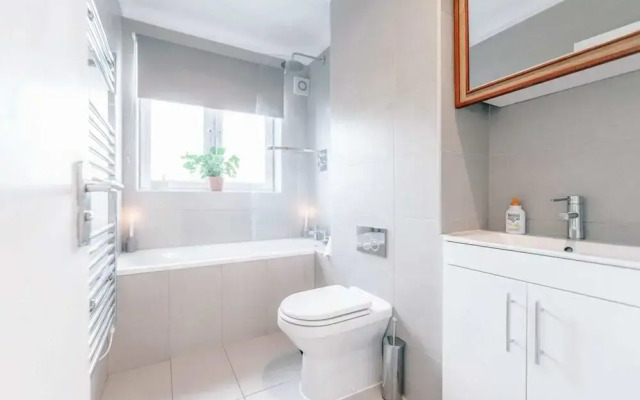 3 Bedroom House With Garden in Brixton